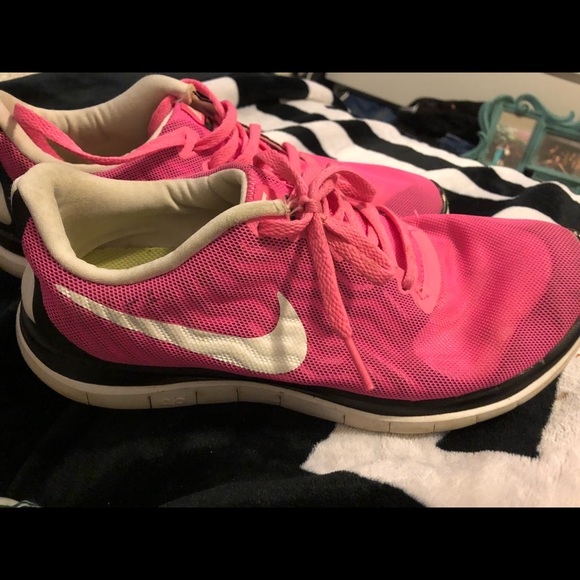 bright pink nike running shoes